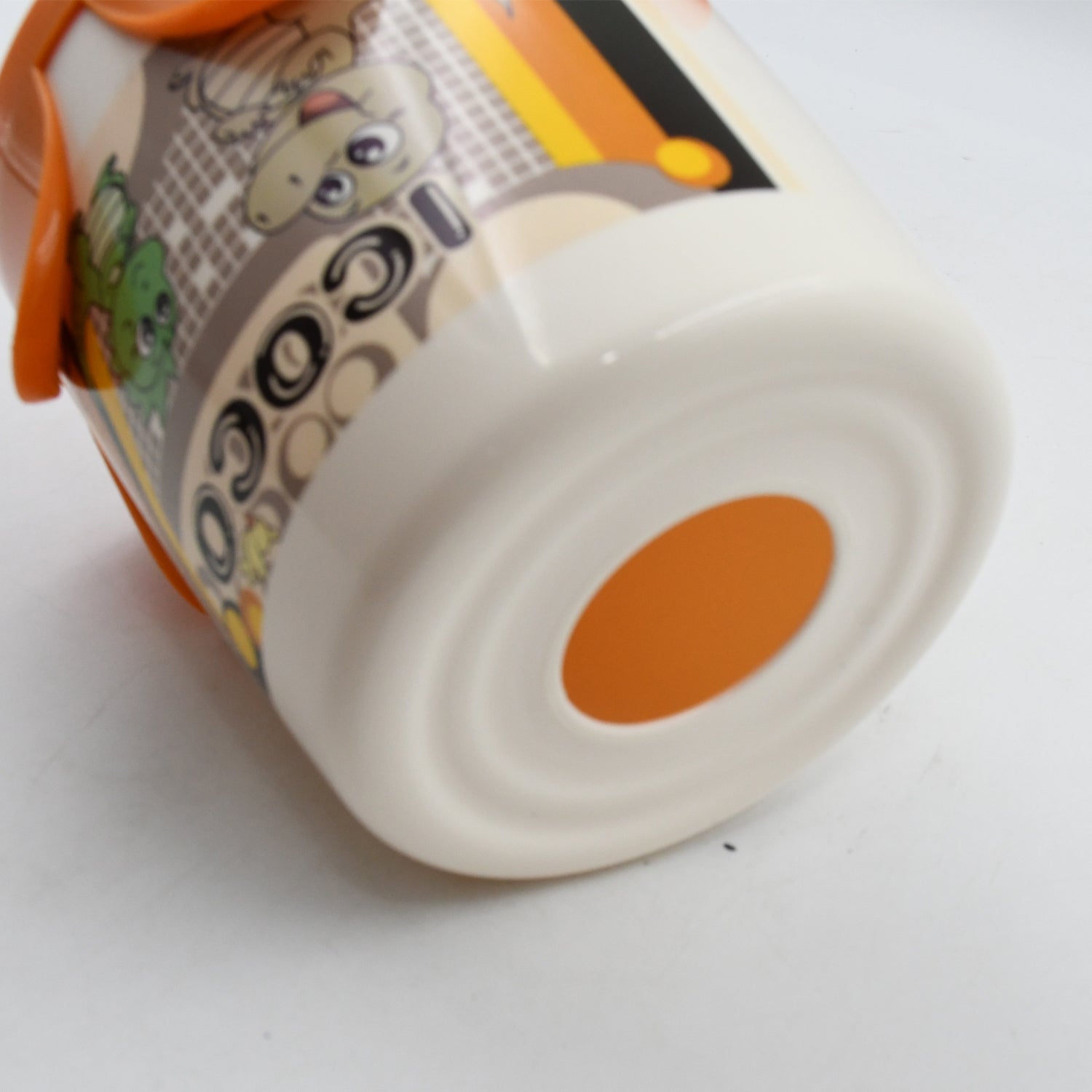 Round plastic tissue holder with stylish plaid pattern. Round plastic tissue holder with stylish plaid pattern.